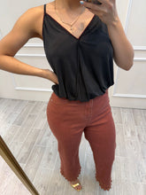 Cargar imagen en el visor de la galería, DELFINA - Blusa negra tirantes