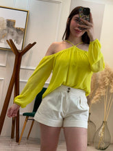 Cargar imagen en el visor de la galería, FINLEY - Blusa amarilla