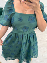 Cargar imagen en el visor de la galería, MARGARET - Vestido midi verde flores azules