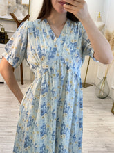 Cargar imagen en el visor de la galería, EURÍDICE – Maxi vestido blanco con flores tipo acuarela