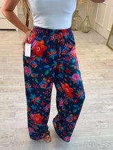 Cargar imagen en el visor de la galería, LYANNA - Pantalón azul marino estampado.