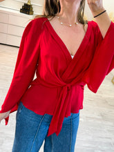 Cargar imagen en el visor de la galería, CHRISTINA - Blusa roja manga larga