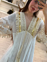 Cargar imagen en el visor de la galería, DARCY - Vestido midi blanco con detalles dorados