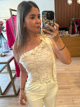 Cargar imagen en el visor de la galería, FRANCESCA - Blusa beige asimetrica