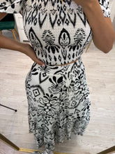 Cargar imagen en el visor de la galería, YURIDIA - Set blusa y falda blanco y negro