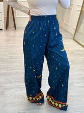 Cargar imagen en el visor de la galería, LORIEN - Pantalon azul petróleo estampado
