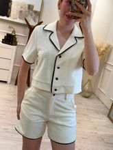 Cargar imagen en el visor de la galería, MONIQUE - Set short y blusa hueso con detalles negros