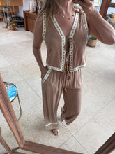 Cargar imagen en el visor de la galería, TEODORA - Set chaleco y pantalon café