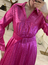 Cargar imagen en el visor de la galería, DARIANA - Vestido midi fucsia animal print