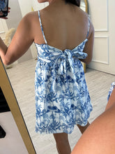 Cargar imagen en el visor de la galería, OFELIA – Vestido corto blanco con estampado tropical azul