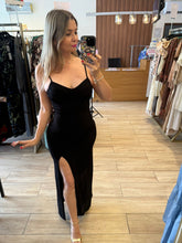 Cargar imagen en el visor de la galería, BLANCHELLE - Maxi vestido negro tirantes