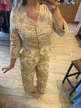 Cargar imagen en el visor de la galería, AMALIA - Set blusa y pantalón camel