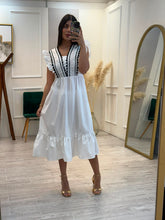 Cargar imagen en el visor de la galería, LULA - Vestido midi blanco con detalles negros