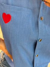 Cargar imagen en el visor de la galería, CONSTANZA - Camisa azul con detalle corazón
