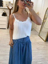 Cargar imagen en el visor de la galería, NORMA - Blusa blanca tirantes
