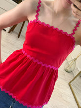 Cargar imagen en el visor de la galería, ELECTRA – Blusa roja de tirantes con ribete ondulado rosa