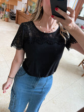 Cargar imagen en el visor de la galería, JANA - Blusa negra manga corta