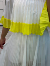 Cargar imagen en el visor de la galería, EVELIA - Maxi vestido plisado blanco con amarillo