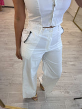Cargar imagen en el visor de la galería, IVELISSE - Set chaleco y pantalon blanco