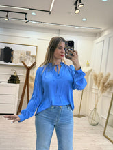 Cargar imagen en el visor de la galería, MARISOL – Blusa azul satinada con cuello de olán