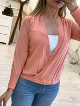 Cargar imagen en el visor de la galería, ROCIO – Blusa de punto durazno cruzada