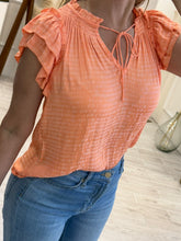 Cargar imagen en el visor de la galería, NATALIA – Blusa coral con olanes y lazo