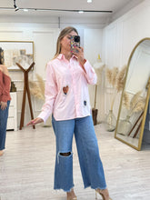 Cargar imagen en el visor de la galería, GINA - Camisa rosa claro corazones
