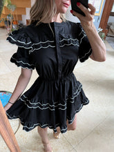 Cargar imagen en el visor de la galería, KIM - Vestido corto negro con detalles blancos