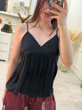 Cargar imagen en el visor de la galería, CHELINA - Blusa negra tirantes