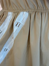 Cargar imagen en el visor de la galería, TORY - Maxi vestido khaki con detalles blancos