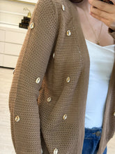 Cargar imagen en el visor de la galería, GARDENIA - Cardigan café con apliques conchita