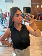 Cargar imagen en el visor de la galería, GILBERTA - Blusa negra sin mangas