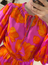 Cargar imagen en el visor de la galería, BRISEIDA – Vestido corto fucsia con flores naranjas manga larga