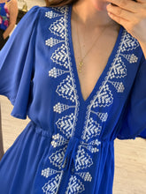Cargar imagen en el visor de la galería, FRANCESCA - Maxi vestido azul detalles blancos