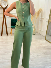 Cargar imagen en el visor de la galería, ODETTE - Set blusa y pantalon verde