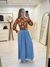 Cargar imagen en el visor de la galería, CIRILA - Blusa café estampado floral