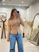 Cargar imagen en el visor de la galería, GEORGIA - Blusa camel sin mangas