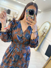 Cargar imagen en el visor de la galería, BELONA – Maxi vestido terracota con flores azules de manga larga
