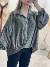 Cargar imagen en el visor de la galería, TERESA – Blusa gris verdoso plisada con cuello camisero
