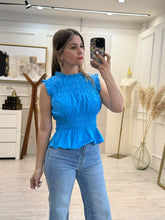 Cargar imagen en el visor de la galería, TRIXIE – Blusa azul turquesa fruncida con olanes