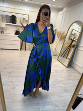 Cargar imagen en el visor de la galería, EURÍDICE – Maxi vestido verde con flores azules cruzado