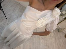 Cargar imagen en el visor de la galería, EVADNE – Maxi vestido blanco con flor al hombro