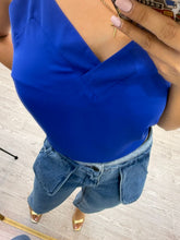 Cargar imagen en el visor de la galería, MELINDA - Blusa azul rey