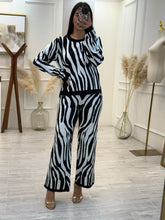 Cargar imagen en el visor de la galería, SELENE – Set pantalón tejido animal print zebra