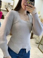 Cargar imagen en el visor de la galería, GABY - Sueter arena