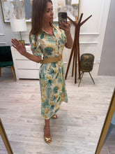 Cargar imagen en el visor de la galería, LAILA - Vestido midi estampado tropical