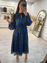 Cargar imagen en el visor de la galería, FILIRA – Maxi vestido verde oscuro con flores azules manga larga