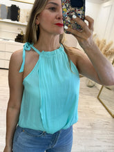 Cargar imagen en el visor de la galería, AQUA – Blusa halter verde agua con lazo