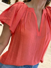 Cargar imagen en el visor de la galería, JIMENA – Blusa coral con manga de olán