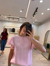 Cargar imagen en el visor de la galería, ABIRA - Blusa rosa manga corta